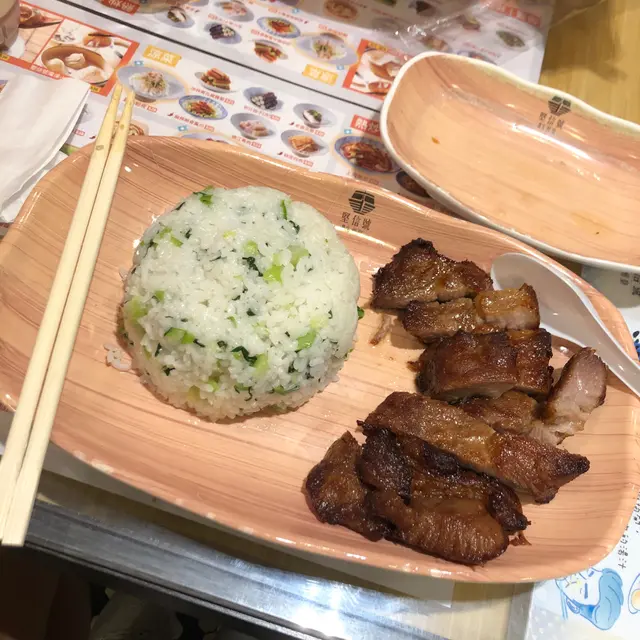 豬扒夠厚，肥瘦均勻，醃得好入味，又夠juicy，仲帶點焦香，搭配埋清新菜飯，一流🤤