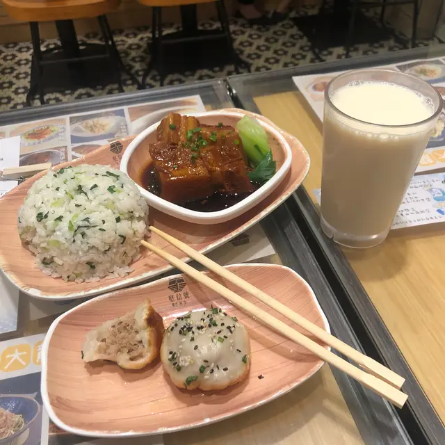 午市套餐：一份主食；一份小食；一款飲料的搭配，份量適中又好味道😋