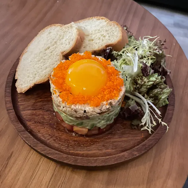 煙三文魚牛油果蟹子沙律