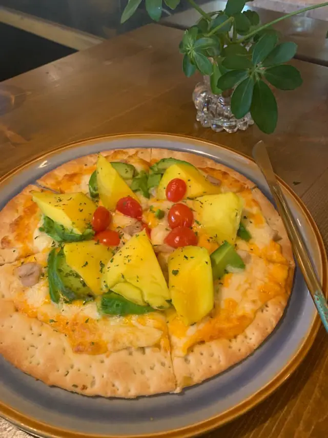 千島香芒牛油果雞肉薄餅