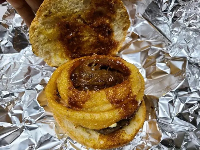 醬汁少,牛肉漢堡(最底層)小得都幾乎被遮蓋了