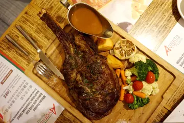 威士忌火焰岩盐焗36安士美国斧头扒