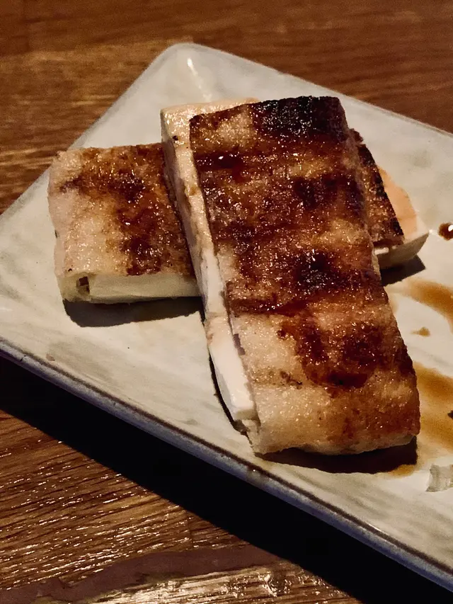 外層蛋皮,包住豆腐,外香內軟滑