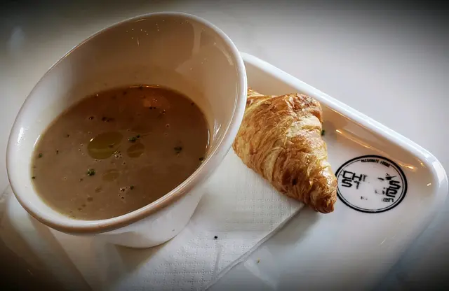 蘑菇歺湯及小牛角包。