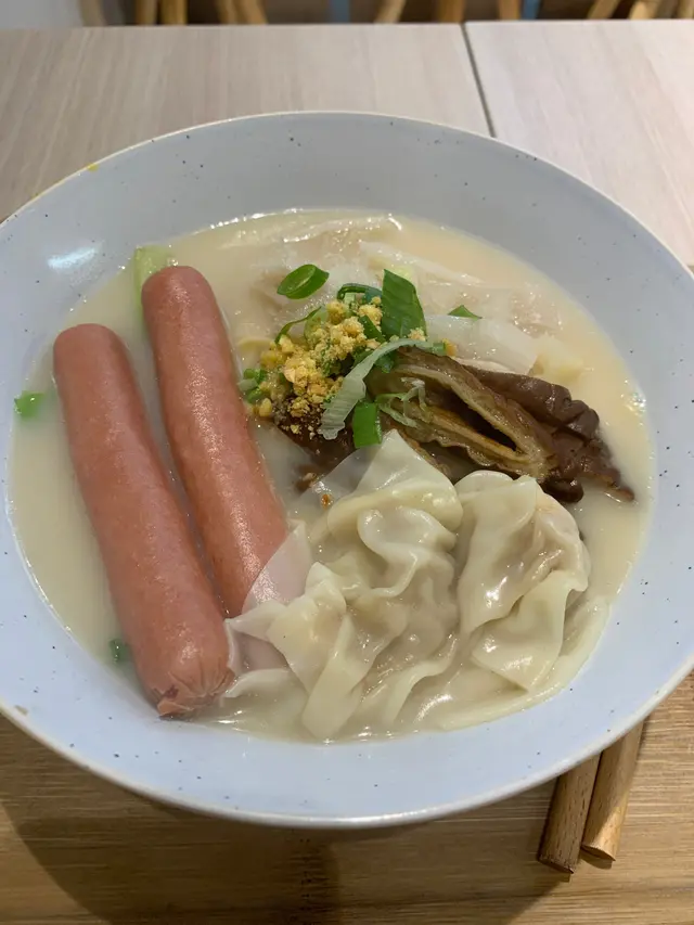 個豬骨湯唔係好夠味,餸嘅份量比較小