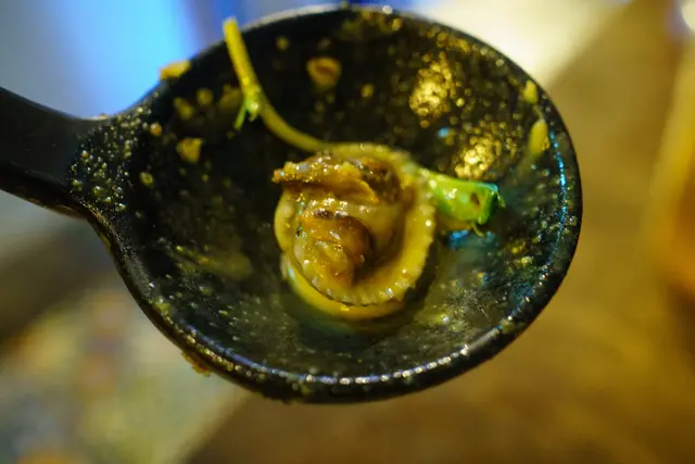 獅蚶係人手搣走半邊殼