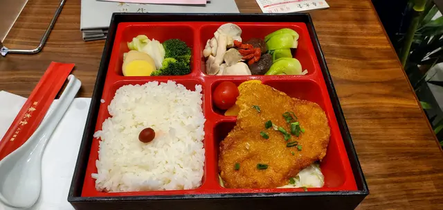 滷汁排骨便當