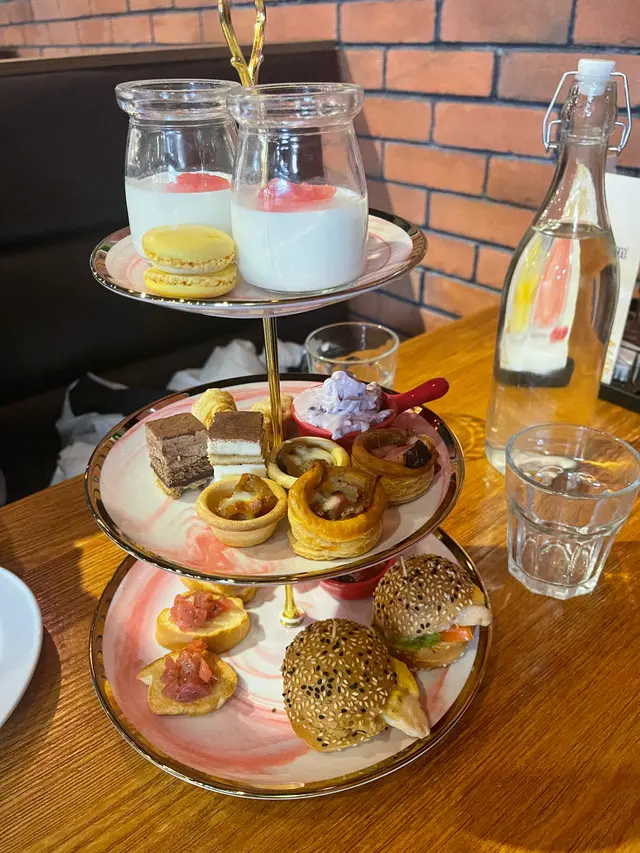 Afternoon  Tea  set  for  2