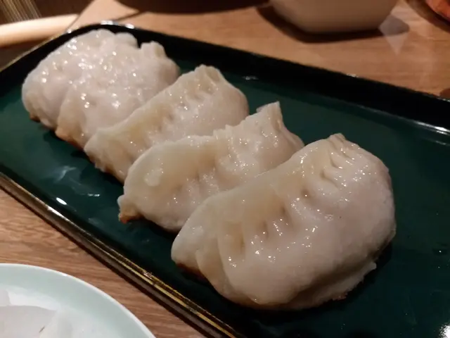 鍋貼外皮金黃香脆,鍋貼皮是北方厚厚風味的那種,而鍋貼內仍有很多肉汁在裡面游來游去,亦去到應有的水準。但同樣的質素及份量,此店$85,而元朗店則$60,相信那差客應落在租金、裝修、地點及人工上吧!