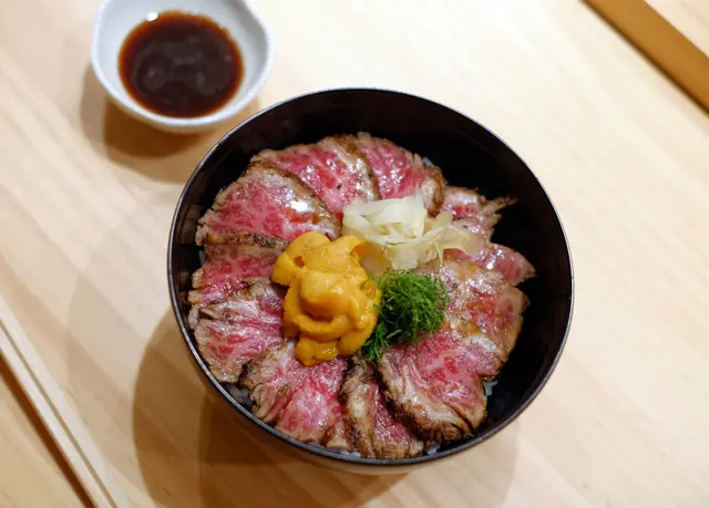 呢個絕對係回頭之選！成碗丼飯鋪滿大大塊嘅和王，再以北海道馬糞海膽畫龍點睛，賣相已俾足分數和王係用上大有來頭嘅日本九州極上A5熊本和王，牛種必需飼養28個月以上，油花要達至6以上先可以稱之為和王！淨係睇樣已見牛肉油花分佈細膩均勻，肉質粉嫩，略經炙燒的和牛入口油潤豐腴，充滿濃濃嘅油脂香氣配上北海道馬糞海膽的鮮甜，一啖肉一啖海膽加一啖飯，完全食到停唔到口而且份量不少，可以話係超值兼驚喜之作😍