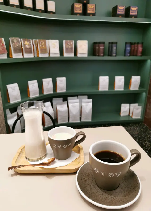 蜜糖伯爵茶鮮奶 & 本期精選單品咖啡