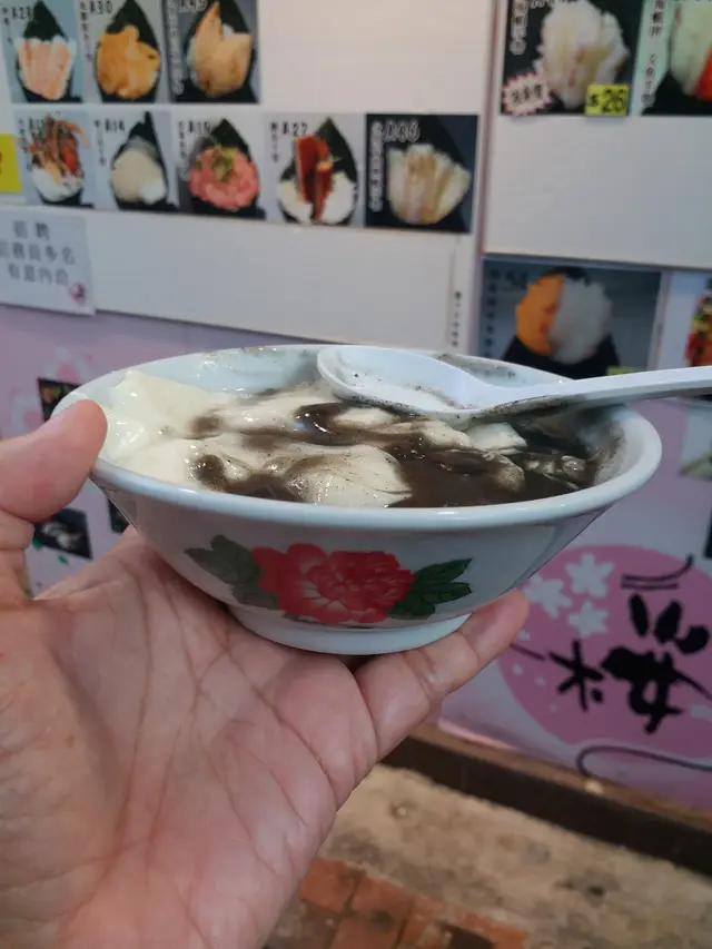 盛至滿滿的！這芝麻糊是靠漿粉煮至稠稠的狀態，芝麻及甜味不重，有點像即沖的芝麻糊般。之後，我加了黃糖、冰糖、薑汁及桂花冰糖試試不同口味，黃糖及冰糖都是正常水平，而薑汁則是淡淡的薑味，適合微薑的愛好者，而桂花冰糖，亦跟薑汁一樣，都是淡淡的桂花香，並不是重口味的那味道。最後，是主角 - 豆腐花，這裡的豆腐花很滑很輕身，豆味不太濃，所以，整碗豆腐花均是走清淡口味路線。