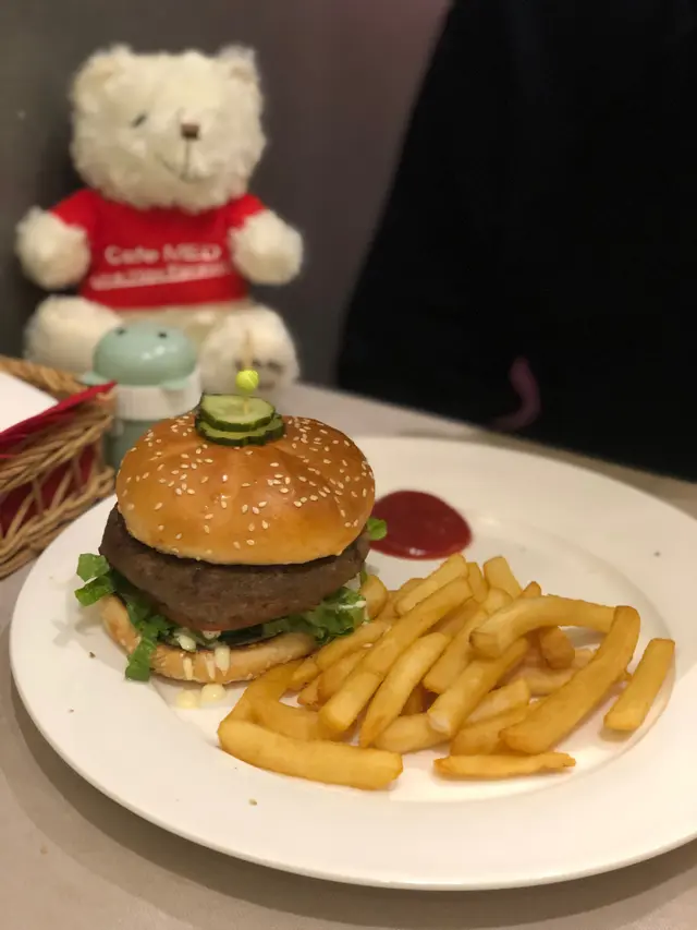 烤美國安格斯漢堡伴炸薯條