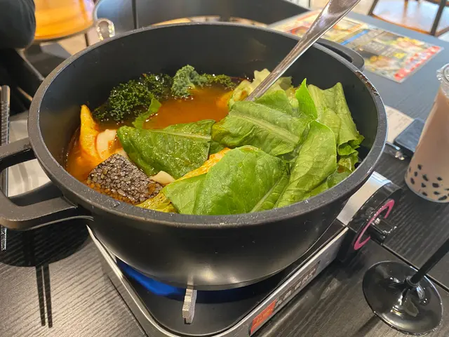 揀左 濃味蕃茄湯底,台灣刀削麵底,蛋餃,米血糕,油麥菜