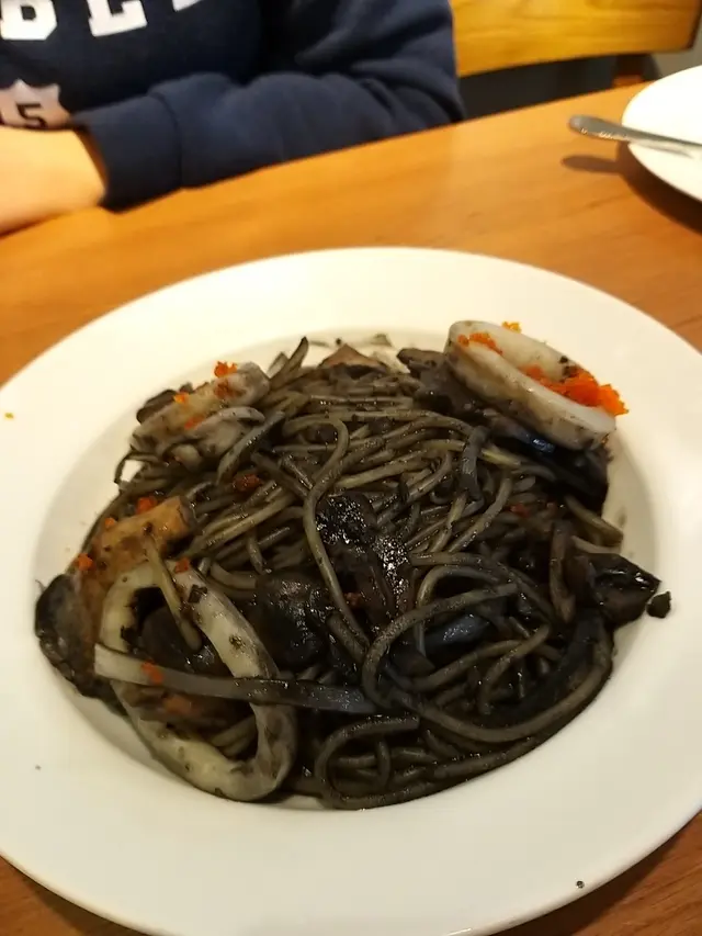 香蒜魷魚圈蟹籽墨汁意粉