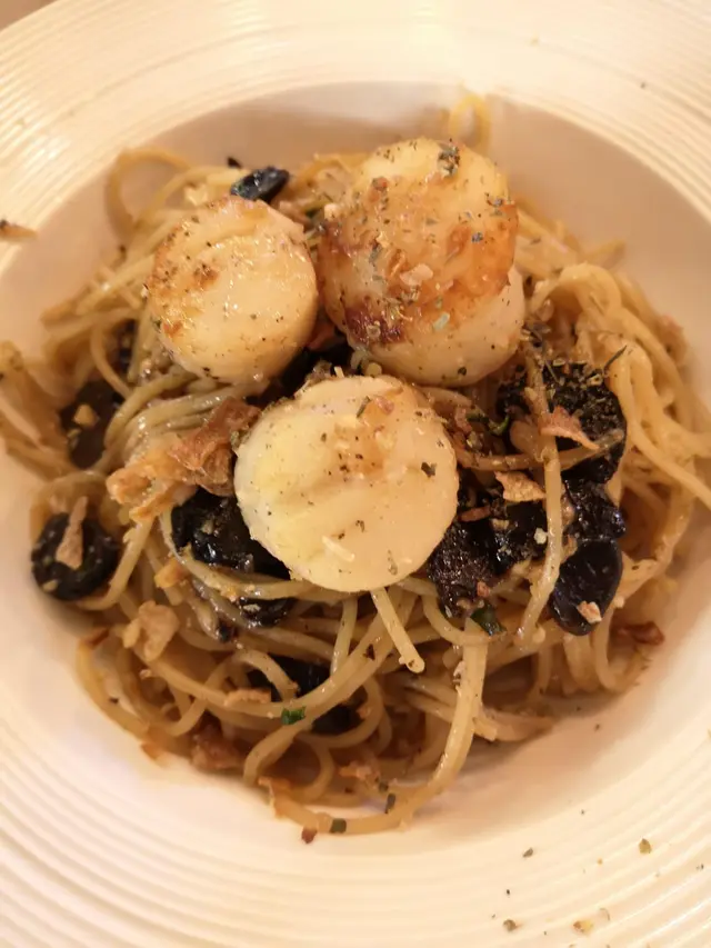 煎帶子香草黑蒜意粉