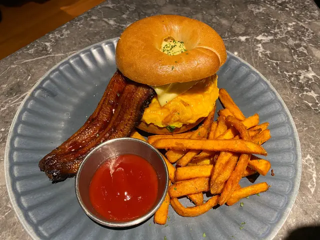 原條鰻魚貝果配蕃薯條