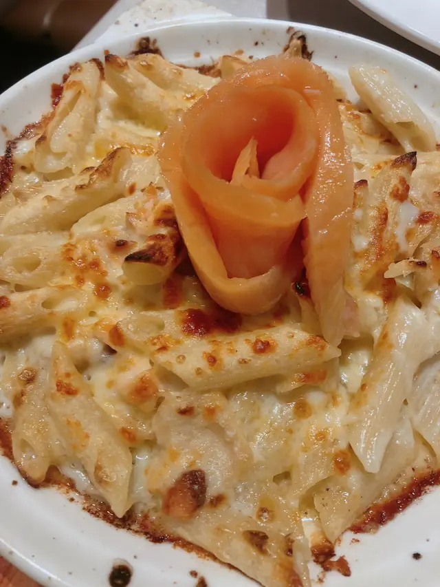 芝士忌廉汁焗煙三文魚長通粉