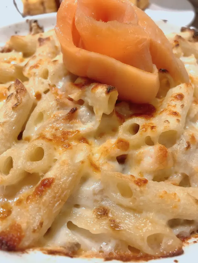 芝士忌廉汁焗煙三文魚長通粉