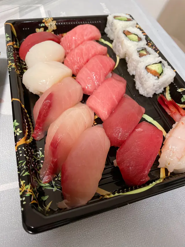 油甘魚、帶子、極上吞拿魚三貫、三文魚卷