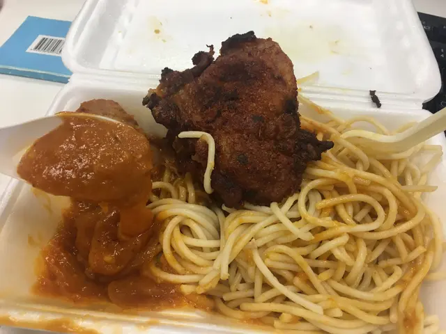雞扒煎蛋午餐肉意粉  （蒜蓉汁）