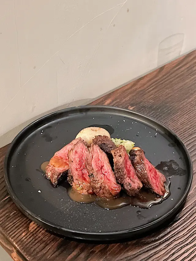 香煎美國牛腹排伴法式牛油焗薯