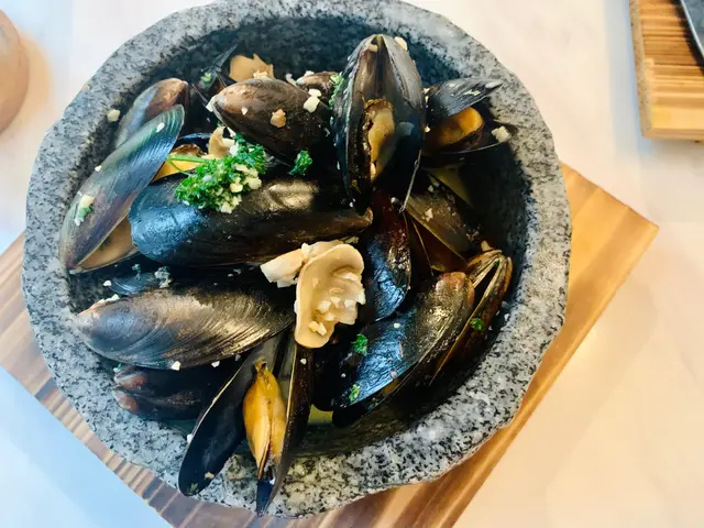 白酒忌廉香草煮智利藍青口