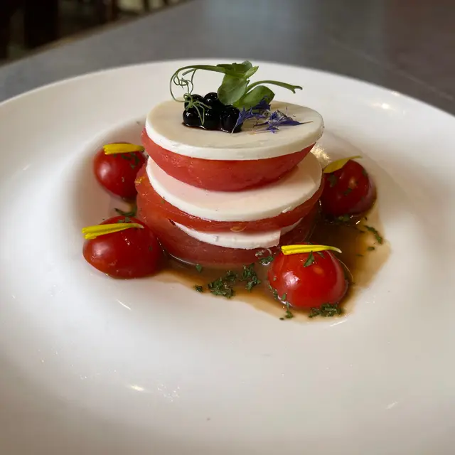 素芝士蕃茄配黑醋珍珠