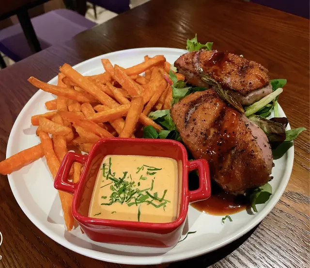 鴨胸比較普通。相比下，西班牙黑毛豬鞍架會值得一試。但炸蕃薯條配蛋黃醬很好食！