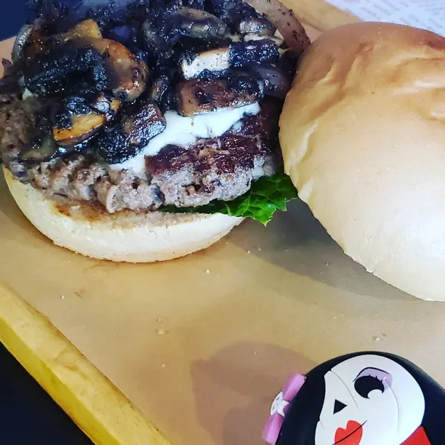 黑松露磨菇牛肉漢堡