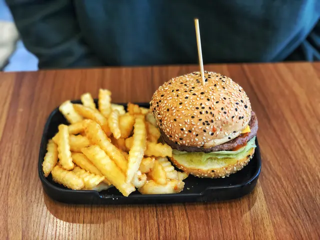 WM 安格斯牛肉燒汁雜菇芝士漢堡配薯條