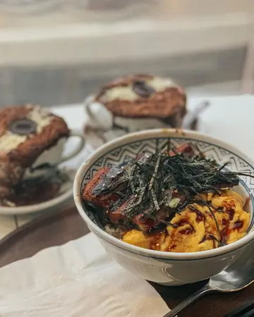 蒲烧三层鳗鱼滑蛋饭