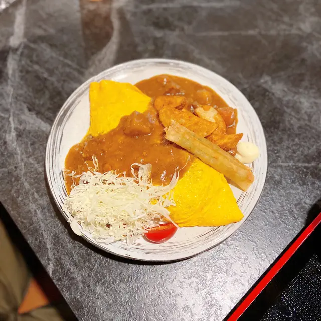 咖哩牛肉奄列飯配枝豆春卷