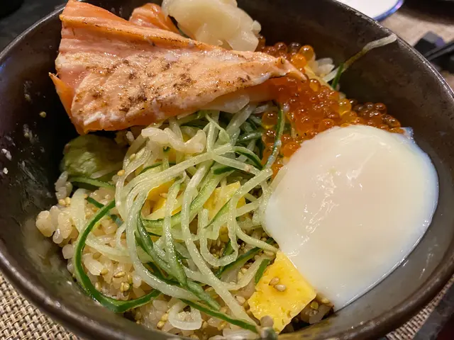 火炙三文魚温泉蛋鰻魚丼