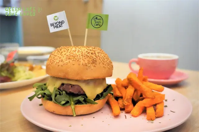 漢堡扒使用的Beyond Meat和半融化的素芝士味道十分相配，入口即能感受到無與倫比的快樂，使人忘卻「吃完會變胖」的罪惡感。麵包皮鬆軟，芝麻粒密鋪其上，別有一番風味。番薯條香甜脆口，最適合在烤得熱烘烘的時候馬上品嘗。