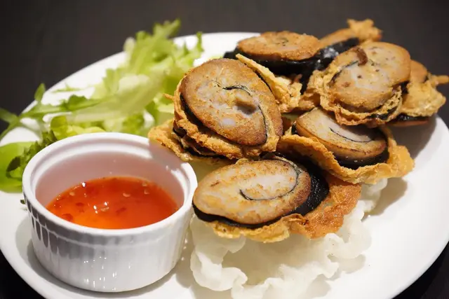 被紫菜和腐皮卷住的芋頭蓉被放到鍋裡油炸，外皮蘇脆，帶有豆香，裡頭的芋頭入口即化，且不肥膩。配上醬汁，好吃得完全停不下來。