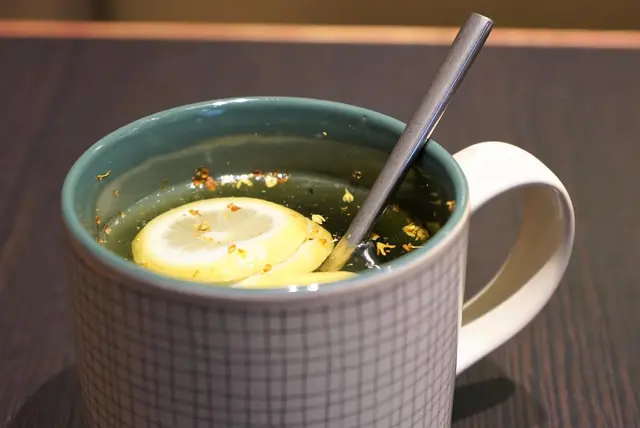 檸檬和龍舌蘭密的甜酸互相中和，構成和諧的配搭，絲絲甜意透過熱情慢慢地暖進心窩，乃為佳品。