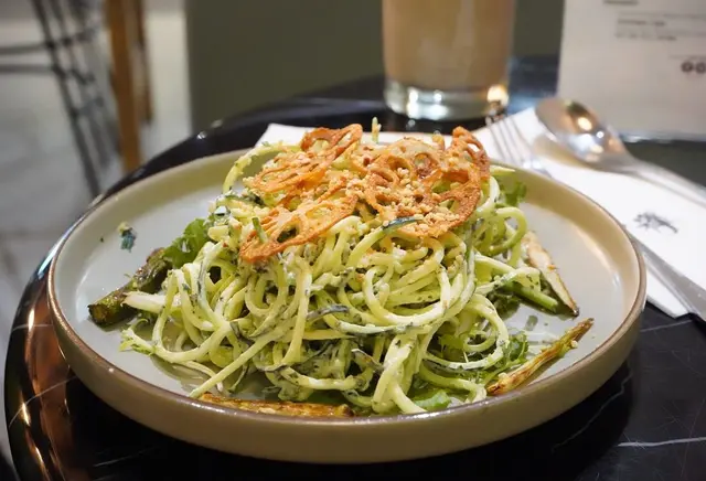 青瓜製成的「麵條」，再加上醬汁，產生出意外的和諧，甚至稱得上是絕配。青瓜煮得恰到好處，保留了新鮮的口感和味道。面頭的炸蓮藕爽脆之餘也有本來的咬勁，使人回味無窮。