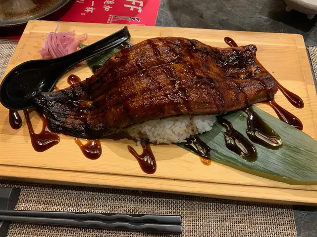 蒲燒原條鰻魚定食