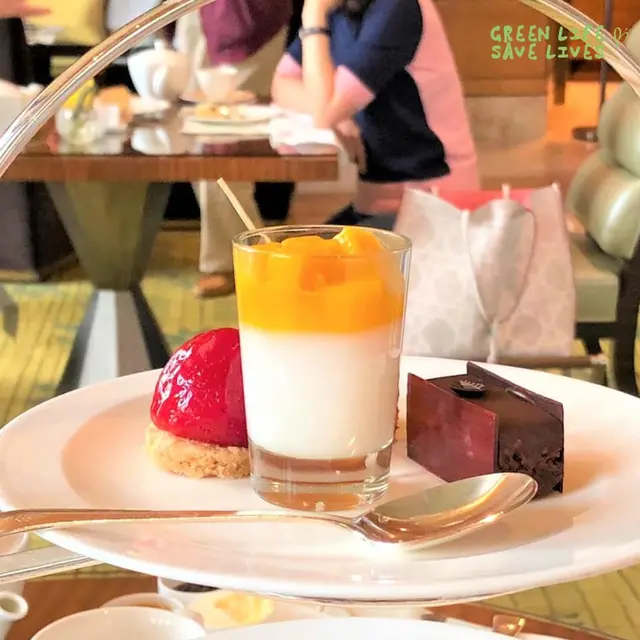 啫喱上的芒果切成粒狀,一口一粒厚厚的清香果肉。整體而言口感清新,啫喱更是又香又滑。