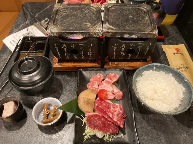 鹽燒牛肋骨肉拼豬肋條定食