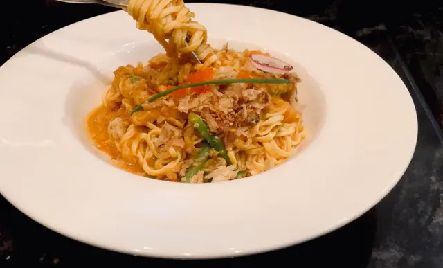 Crab  meat  e-fu  noodles  in  signature  lobster  sauce