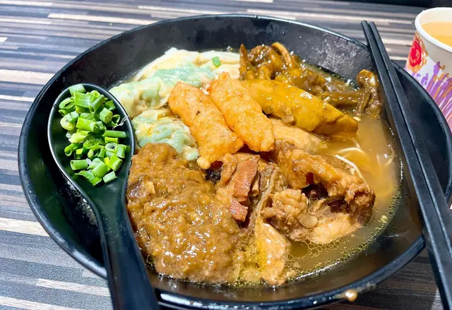 有7個餸之多：自家製蝦條、柱侯牛腩、瑞士雞翼、咖哩魷魚、手工韭菜雲吞、沙嗲豬紅、時菜，
仲包埋飲品，$65，好抵喎！