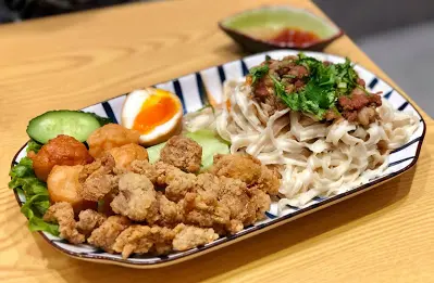 鹽酥雞花枝丸乾拌麵