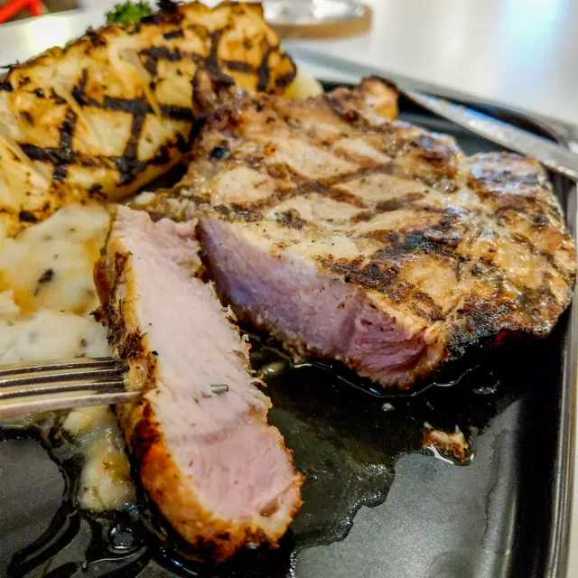 香烤豬斧頭扒配扒鮮菠蘿