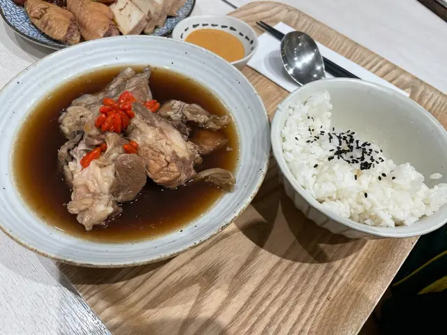 越奉行月經原則得多，越覺得自己會容易失血過多，所以點選藥膳排骨進補下，以御春去濕毒。湯味帶甘，排骨夠淋，以為自己終於練成了棉花口，使出我棉花口，又吃掉兩件。