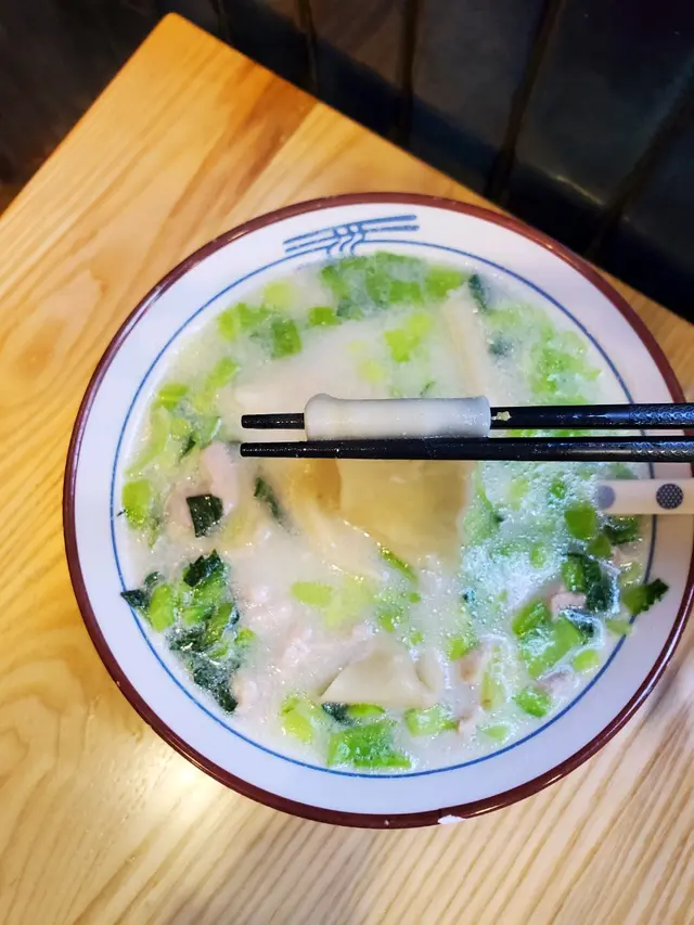 嫩雞白布湯闊麵