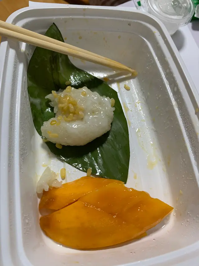 食到一半  愈食愈嬲  60蚊既芒果糯米飯得個茶果size  