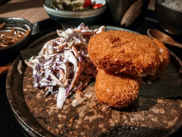 忌廉蟹餅配日式涼拌沙律定食