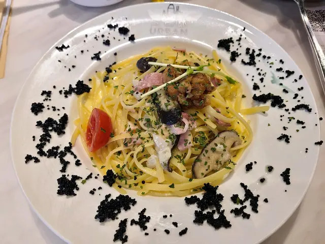 黑蟹籽鰻魚絲扁意粉